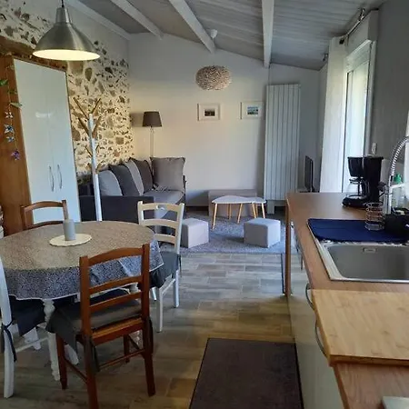 Grand Lieu Maisonnette Climatisee Au Calme Avec Jardin بيت للعطل *