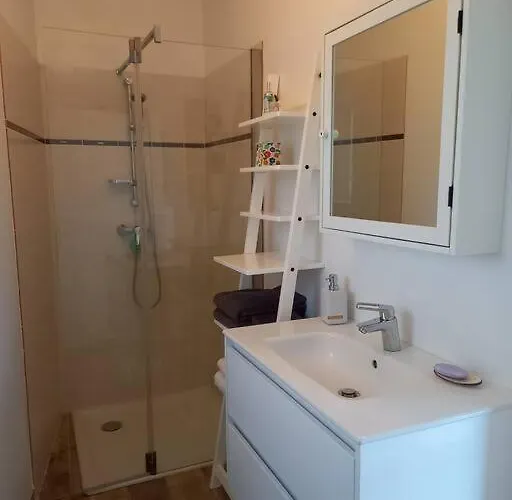 Grand Lieu : Maisonnette Au Calme Avec Jardin